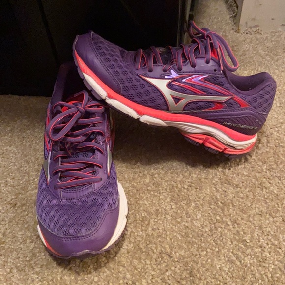 Mizunos - Picture 1 of 1